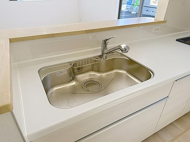 広いキッチンシンクは隅々まで掃除しやすく清潔に保てます