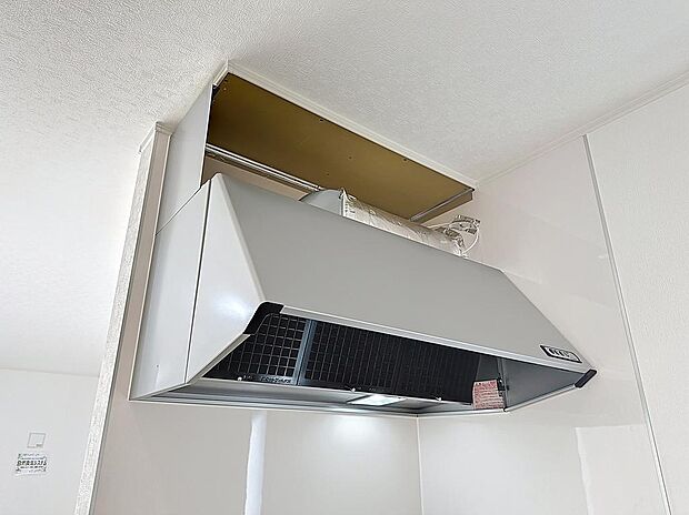 大きな換気扇で調理中の匂いを抑えます