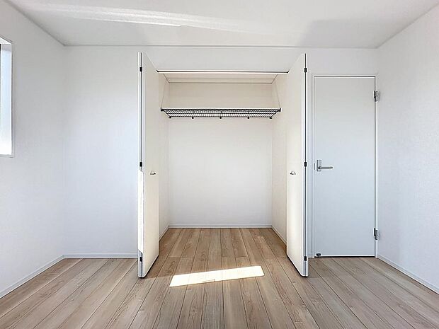 クローゼットには約畳1帖分のスペース コートなど長物の収納も出来ます