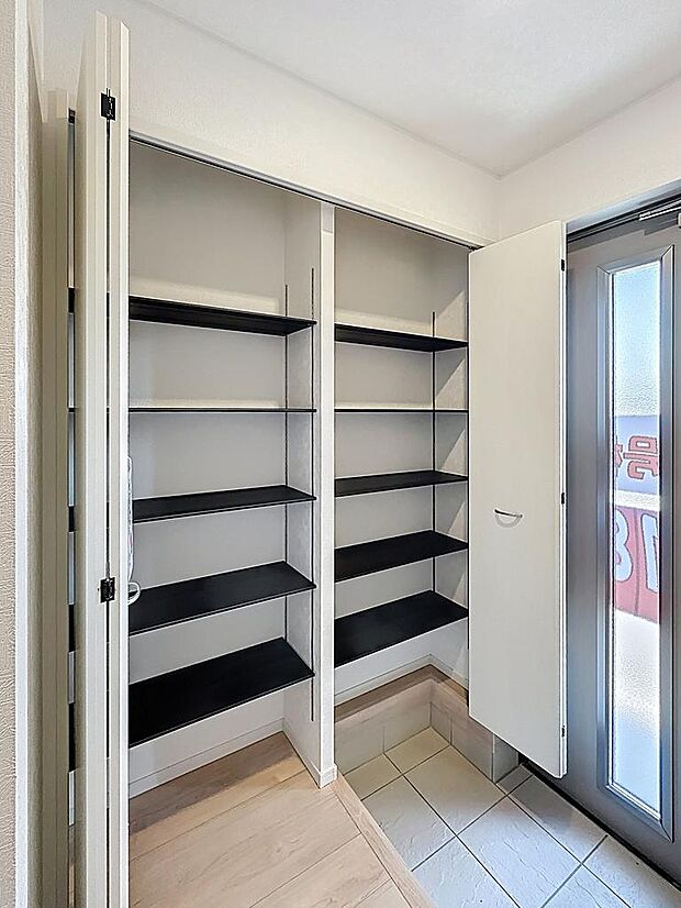 収納の充実した玄関。ご家族の靴が収まります