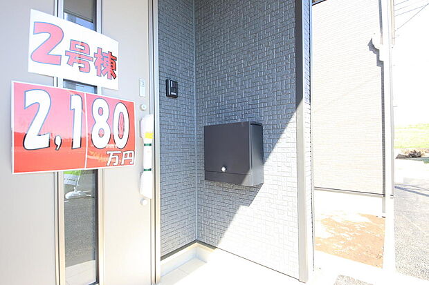 屋根のある玄関で雨にぬれずにポストを確認できますね