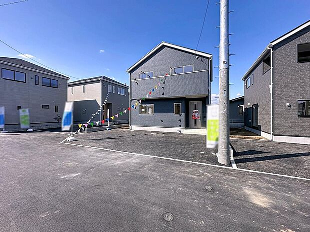 お友達やご両親が車で来ても安心の広々カースペース3台分