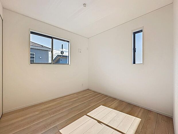 淡い色のフローリングは実際よりも広く見えます