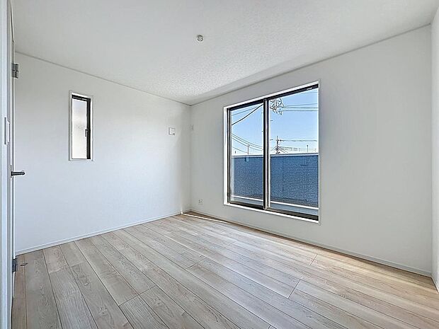 窓から入る日差しを感じられます。