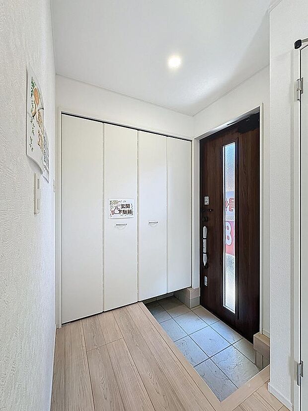 明るく広々とした玄関行ってきますの声がよく響きます　