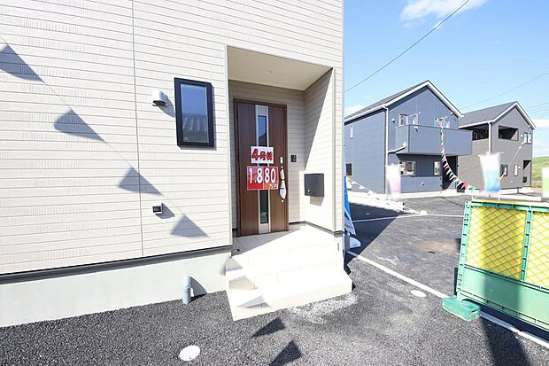 スマートキー採用の玄関ドアは片手で施錠出来て便利ですよ〜　