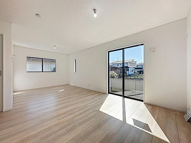 南から入る日差しがキッチンまで届いています　冬場でも暖かいです　