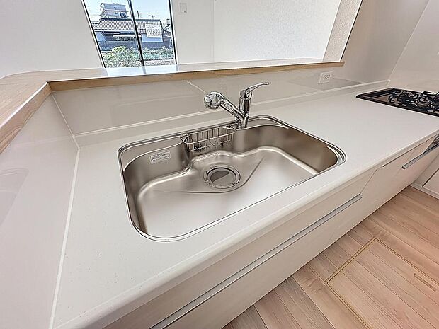 広いキッチンシンクは隅々まで掃除しやすく清潔に保てます　