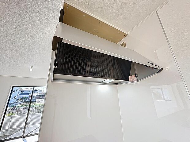 大きな換気扇で調理中の匂いを抑えます　