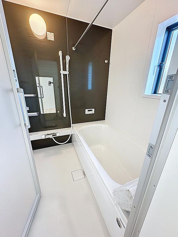 約1坪のお風呂で足を伸ばして入れます　もちろんお子様とも一緒に入れますよ　