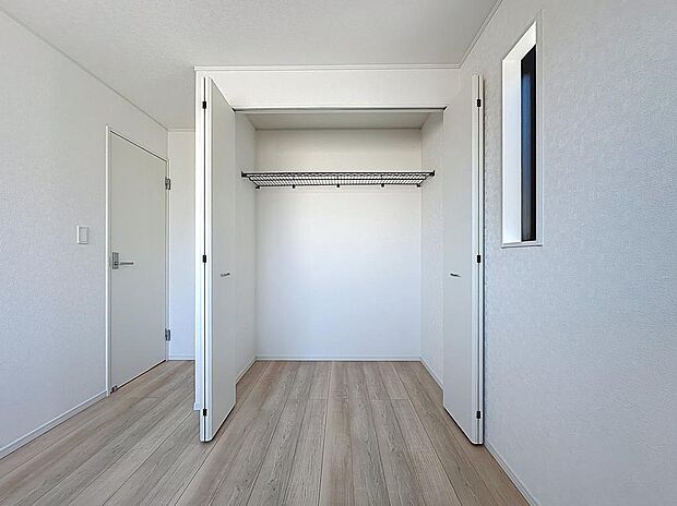 クローゼットには約畳1帖分のスペース　コートなど長物の収納も出来ます　