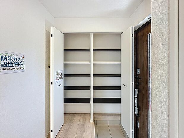 収納の充実した玄関。ご家族の靴が収まります　