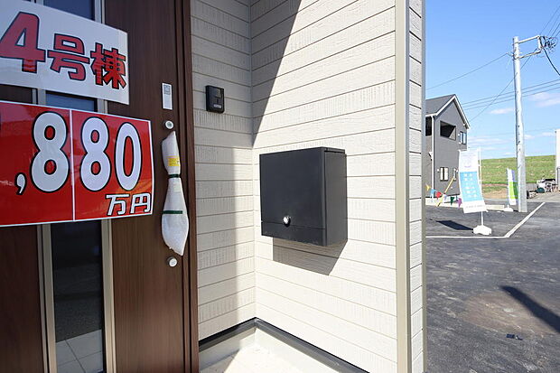 屋根のある玄関で雨にぬれずにポストを確認できますね　