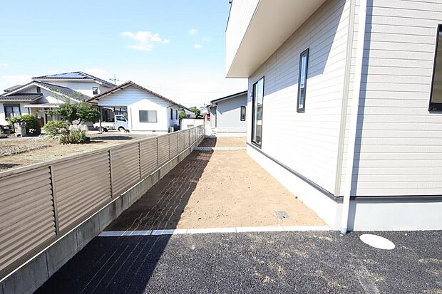 庭先で息抜きの出来るスペース。季節を身近に感じられそうです(　^^　)