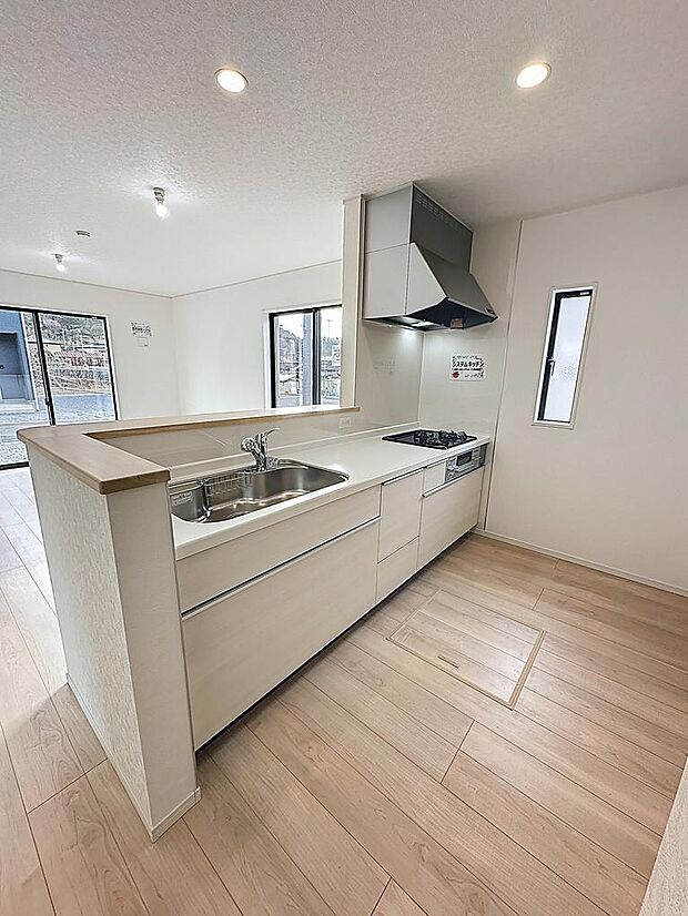 1F　キッチン　キッチンは家族の絆を育む大切な空間。シンプルで使い易いシステムキッチンで愉しく作る料理は愛情のある美味しいご馳走に　