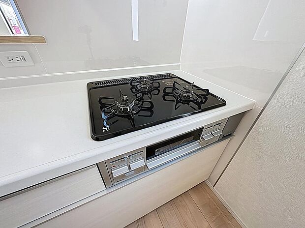 1F　キッチン　窓があり、暖かな陽が差し込みます。