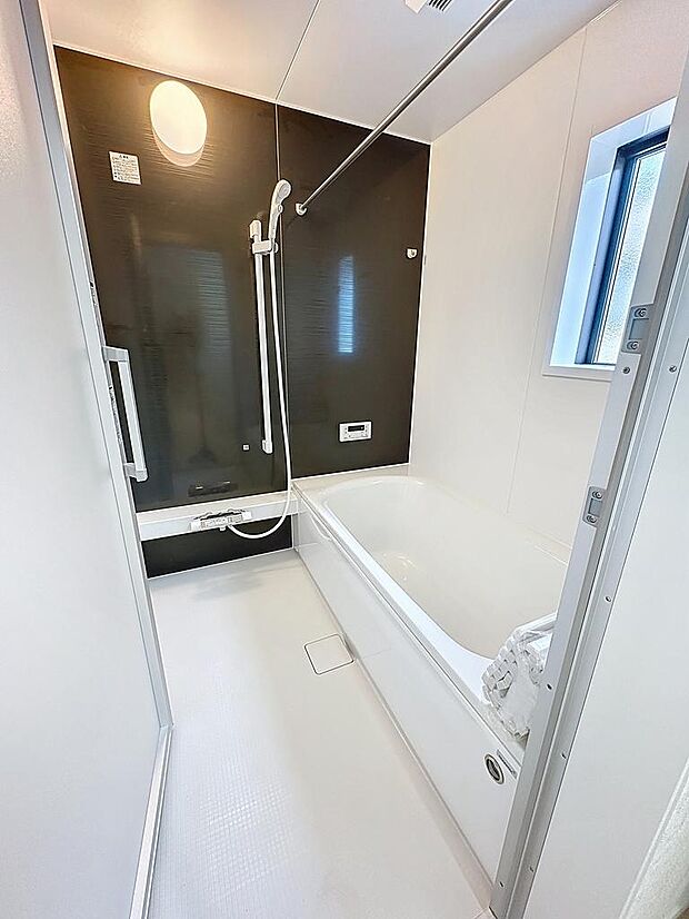 1F　バスルーム　毎日の疲れも吹き飛ぶ浴室　　　足も伸ばせてゆったりくつろげます。