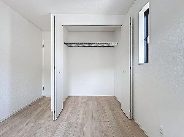 2F　洋室　5.7帖　広々とした寝室でお子様と一緒でも余裕の空間ですね　