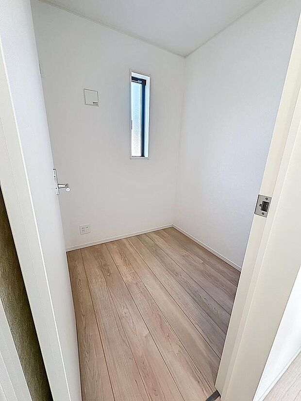 2F　テレワークルーム　2帖　家族の話し声やペットの鳴き声を気にせず、堂々と会議で発言できます。もちろん、自分の声が家族の邪魔になることもありません。