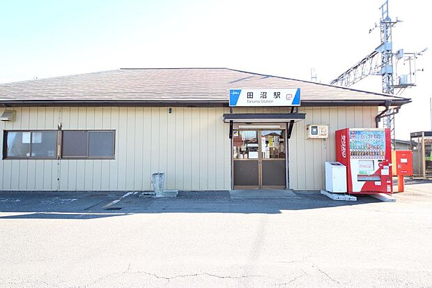駐車場 駐輪場完備 近くに公園のあるのどかな駅です。