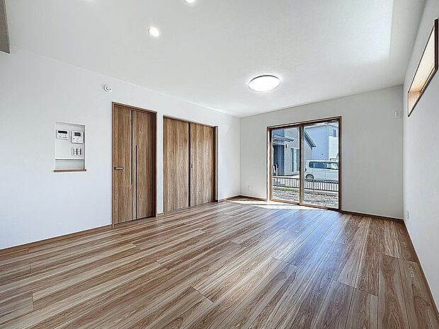 1F 15.7帖LDK 南から入る日差しがキッチンまで届いています 冬場でも暖かいです