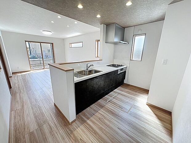 1F キッチン 対面式のシステムキッチン 家族の気配を感じながら調理できます