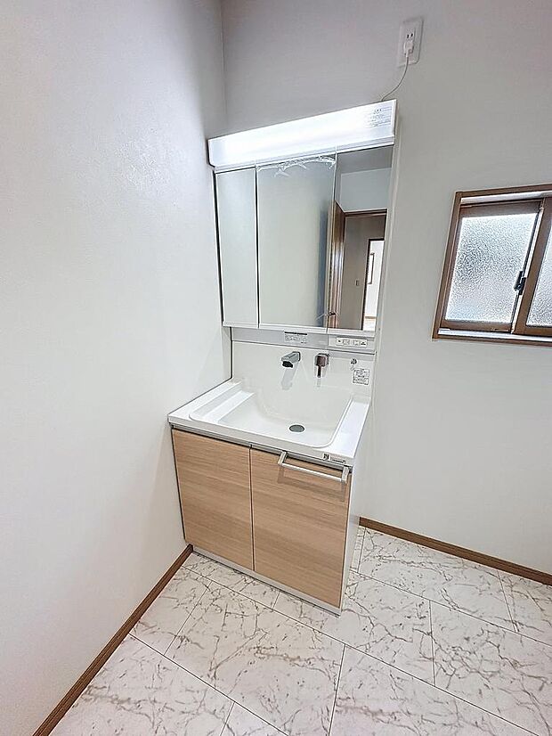 1F 洗面脱衣所 ミラーの中にも収納があり、歯ブラシやヘアケア用品が収まります