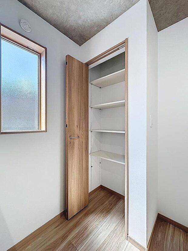 キッチン脇のパントリー　缶詰やお米など食材のストックに重宝します　