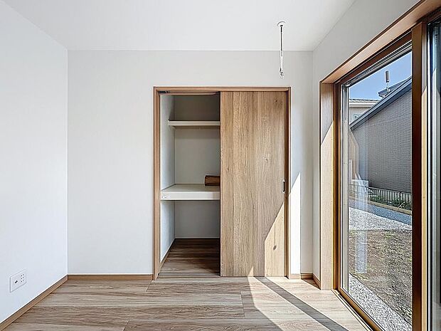 1F　4.5帖洋室　各部屋に収納が充実しています　