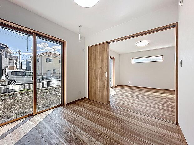 1F　4.5帖洋室　リビング隣接の洋室はさまざまな用途で利用できそうです　