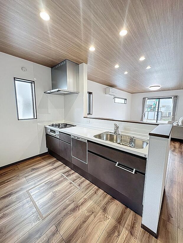 1F LDK 18帖 キッチン部分が広く、冷蔵庫 食器棚を置いてもゆとりがありますのでお料理がはかどりますね