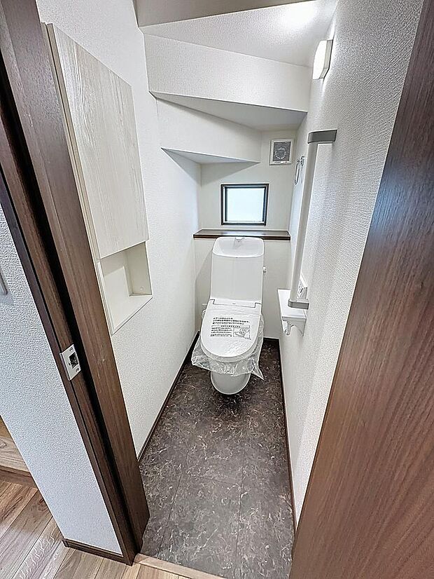 1F トイレ ウォシュレット機能付きトイレです タオルリングやペーパーホルダーも完備です