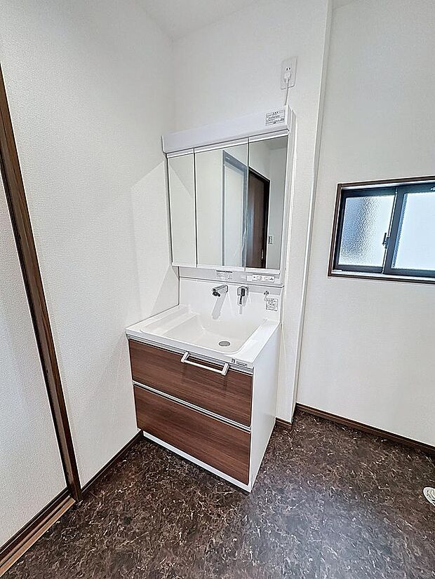 1F 洗面脱衣所 人気の3面鏡。ミラー裏が収納になっているので、生活感を出さずに収納することが出来ます。