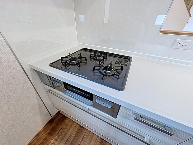 キッチンは家族の絆を育む大切な空間。シンプルで使い易いシステムキッチンで愉しく作る料理は愛情のある美味しいご馳走に　