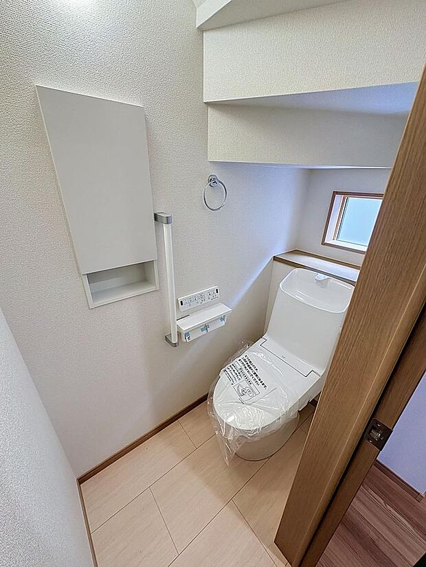 災害時でも安心のタンク付きトイレ。1階と2階の2か所にトイレを設けています。