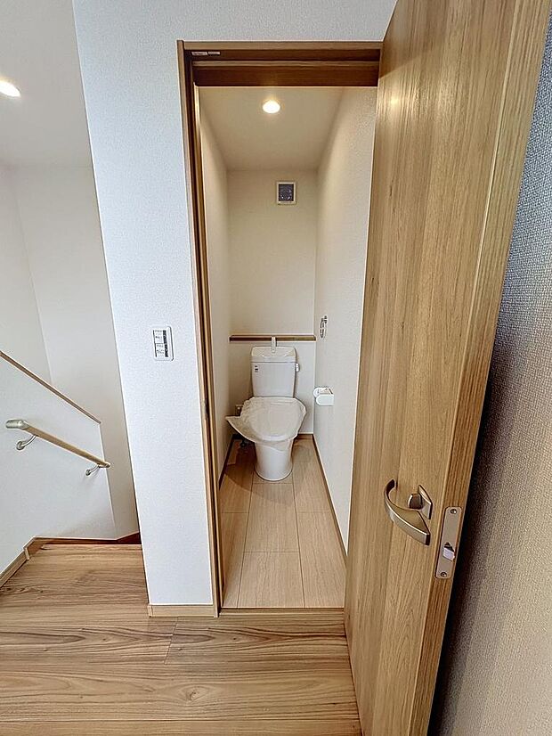 2カ所に省エネ仕様のトイレ　2階から階段を降りなくてもいいので、お部屋からの移動が短縮できます。