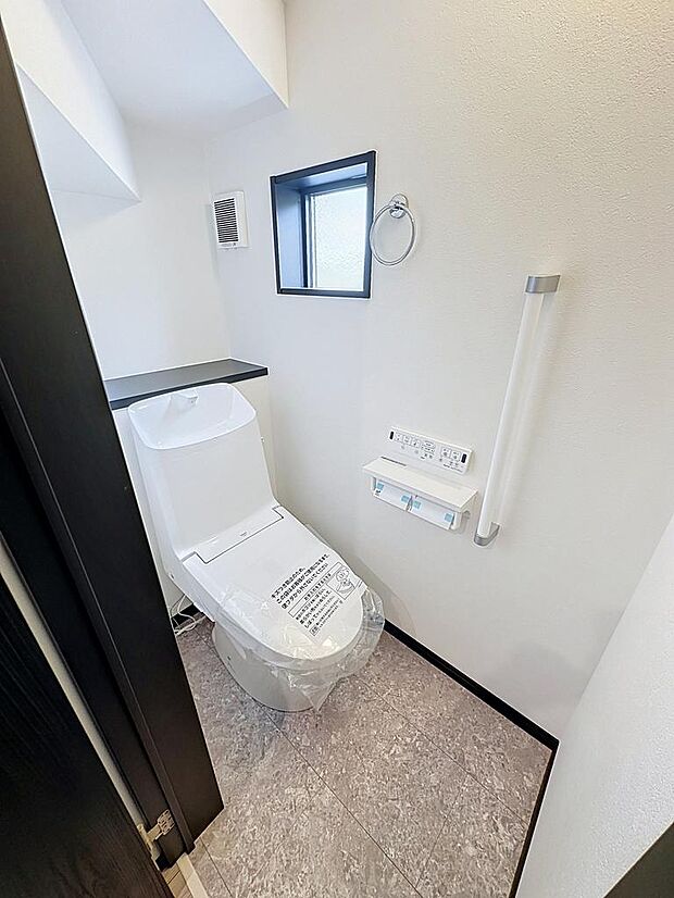 災害時でも安心のタンク付きトイレ。1階と2階の2か所にトイレを設けています。