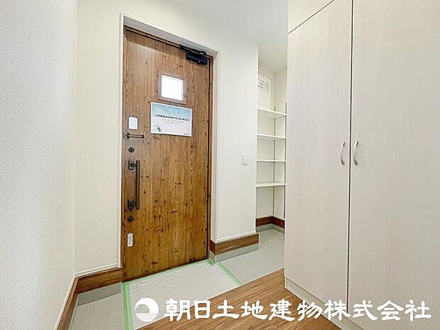 広い玄関はお家に高級感と開放感を演出します。お家の顔となる清潔感ある玄関です！