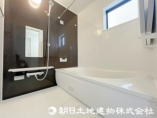 半身浴やお子様と一緒にくつろぎのバスタイムを満喫できるゆとりある1坪タイプの浴室！
