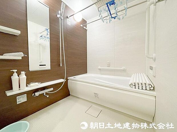 半身浴やお子様と一緒にくつろぎのバスタイムを満喫できるゆとりあるタイプの浴室。