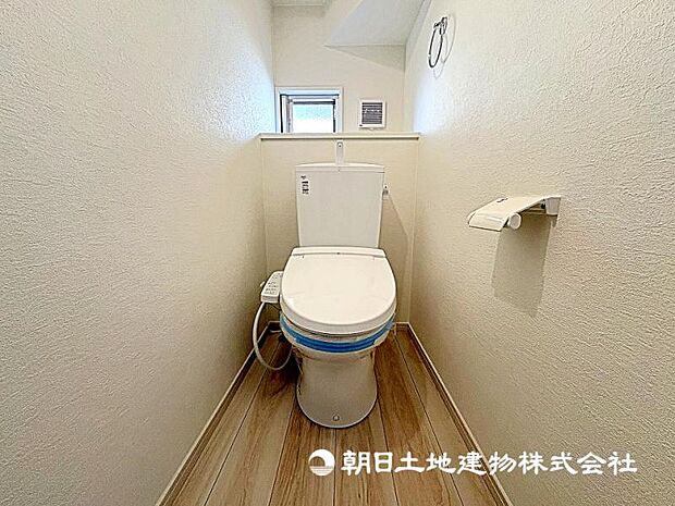 窓があり換気性能も良好！温水洗浄機能付きで清潔感あるトイレ！