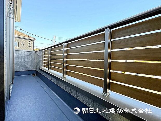 遮るものなくずっと陽当たりの良いバルコニー！風通しもよく洗濯物も早く乾きそうです！