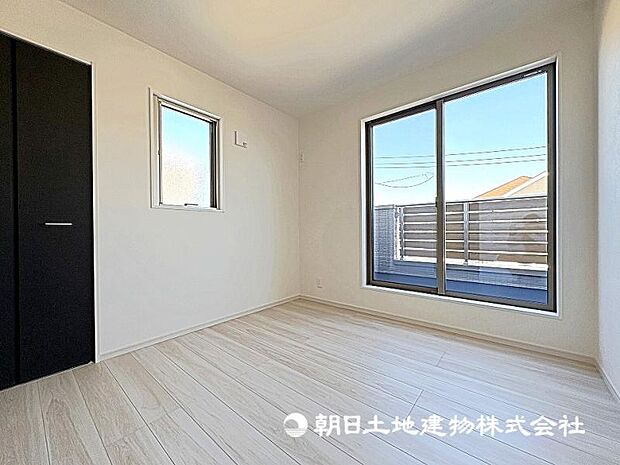 窓から差し込む暖かな陽光のある洋室！大き目のベッド配置可能で主寝室におすすめ！