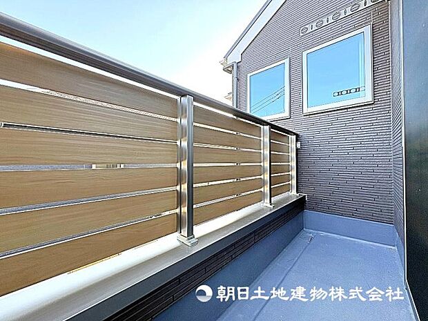 遮るものなくずっと陽当たりの良いバルコニー！風通しもよく洗濯物も早く乾きそうです！