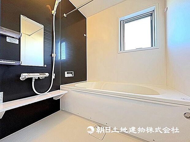 お子様と一緒にくつろぎのバスタイムを満喫できるゆとりあるタイプの浴室！