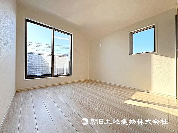 窓から差し込む暖かな陽光のある洋室！大き目のベッド配置可能で主寝室におすすめ！