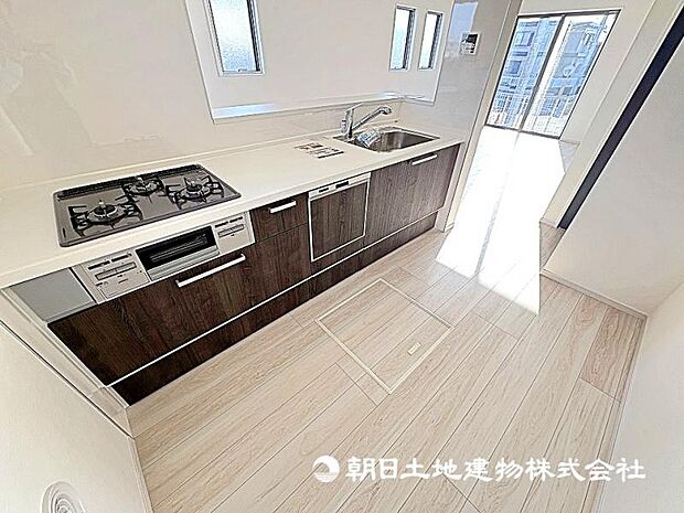 お手伝いをしてくれるお子様と並びながら準備や片付けが出来るキッチンになっております！