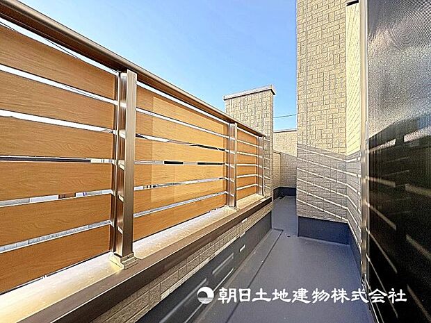 遮るものなくずっと陽当たりの良いバルコニー！風通しもよく洗濯物も早く乾きそうです！