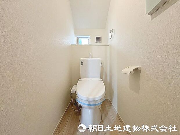 窓があり換気性能も良好！ウォシュレット付きの清潔感あるトイレ！