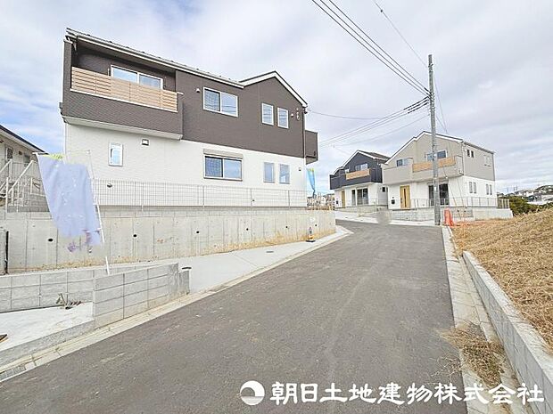 前面道路は広いので、お車の出し入れが苦手なママや小さなお子様にも安心です！